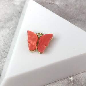 Подвеска Бабочка с перламутром 14 мм, - коралловая с золотом Подвеска Бабочка с перламутром 14 мм, - коралловая с золотом