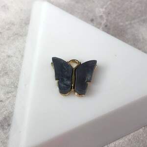 Подвеска Бабочка с перламутром 14 мм, - серый в золоте Подвеска Бабочка с перламутром 14 мм, - серый в золоте