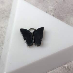 Подвеска Бабочка с перламутром 14 мм, - серый в серебре Подвеска Бабочка с перламутром 14 мм, - серый в серебре