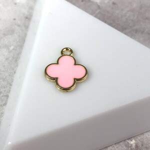 Подвеска металлическая Клевер с эмалью 12х15 мм, - розовый в золоте Подвеска металлическая Клевер с эмалью 12х15 мм, - розовый в золоте