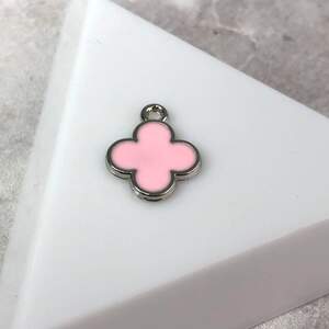 Подвеска металлическая Клевер с эмалью 12х15 мм, - розовый в серебре Подвеска металлическая Клевер с эмалью 12х15 мм, - розовый в серебре