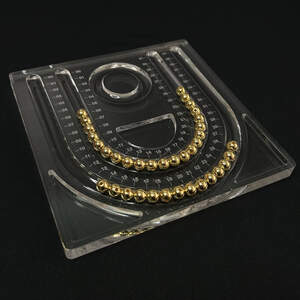 Прозрачная акриловая доска планшет для сборки бус и браслетов 19,5х19,5 см Прозрачная акриловая доска планшет для сборки бус и браслетов 19,5х19,5 см