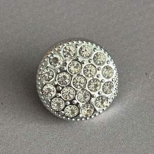 Пуговица на ножке пластик Ø-18 мм (28L), - серебро с стразами