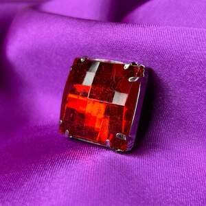 Стразы в цапах пришивные, квадрат 25 мм - красный