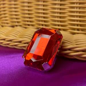 Стразы в цапах пришивные, прямоугольные 28х38 мм - красный Стразы в цапах пришивные, прямоугольные 28х38 мм - красный