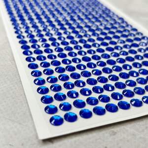 Стразы клеевые 6 мм на планшетке, 504 шт - синий Стразы клеевые 6 мм на планшетке, 504 шт - синий