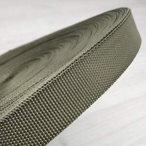 Стропа мягкая сумочная-ременная, 2,5см (бухта 50ярд. хаки) Стропа мягкая сумочная-ременная, 2,5см (бухта 50ярд. хаки)