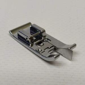 Универсальная оверлочная лапка Универсальная оверлочная лапка