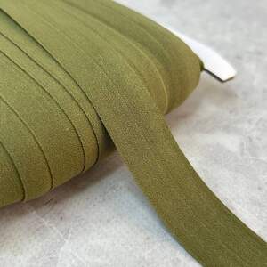 Хаки- Трикотажная окантовочная бейка матовая 2см х 1м. Хаки- Трикотажная окантовочная бейка матовая 2см х 1м.