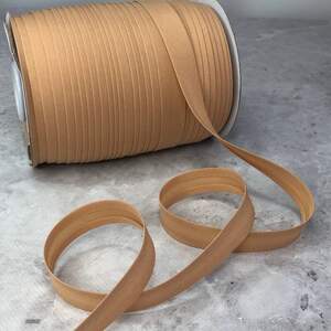 Хлопковая косая бейка,1,5см - 50 полиэстер (100м), цвет 060 Капучино Хлопковая косая бейка,1,5см - 50 полиэстер (100м), цвет 060 Капучино