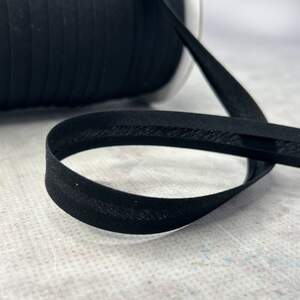 Хлопковая косая бейка,1,5см - 50 полиэстер (92м), цвет черный Хлопковая косая бейка,1,5см - 50 полиэстер (92м), цвет черный