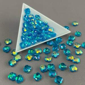 Хрустальная бусина граненый клевер 8 мм - голубой с переливом Хрустальная бусина граненый клевер 8 мм - голубой с переливом