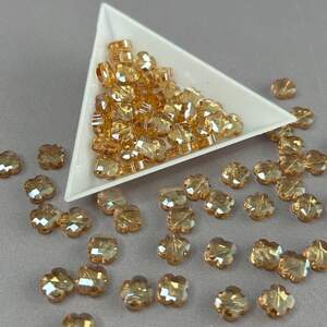 Хрустальная бусина граненый клевер 8 мм - шампань Хрустальная бусина граненый клевер 8 мм - шампань