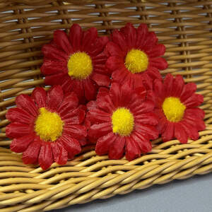 Цветок ромашки маленький 4 см - красная