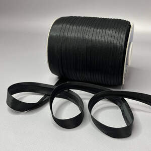 Черная атласная косая бейка Черная атласная косая бейка