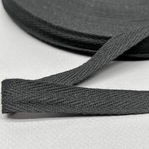 Черная киперная лента 1,5 см (киперная тесьма 15 мм) Черная киперная лента 1,5 см (киперная тесьма 15 мм)