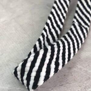 Черно-белый плоский плетеный шнур 1,7 см хлопчатобумажный, без наполнителя Черно-белый плоский плетеный шнур 1,7 см хлопчатобумажный, без наполнителя