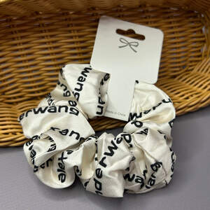 Шелковая резинка для волос - надпись айвори