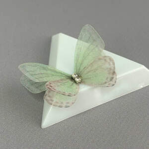 Шифоновая бабочка двухслойная со стразиком 3,5 см - салатовая Шифоновая бабочка двухслойная со стразиком 3,5 см - салатовая