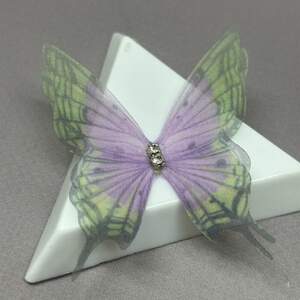 Шифоновая бабочка двухслойная со стразиком 4,5 см - сиреневая с салатовым Шифоновая бабочка двухслойная со стразиком 4,5 см - сиреневая с салатовым