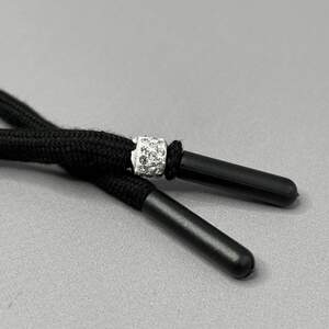 Шнурок для одежды 150 см длина, Ø 5 мм - черный с стразами Шнурок для одежды 150 см длина, Ø 5 мм - черный с стразами