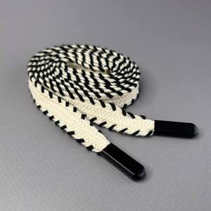 Шнурок плоский плетеный 13 мм полиэстер, 140 см - суровый с черным Шнурок плоский плетеный 13 мм полиэстер, 140 см - суровый с черным