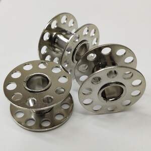 Шпулька 11мм/21мм для швейных машин (металл с отверстиями) Шпулька 11мм/21мм для швейных машин (металл с отверстиями)