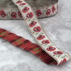 2,5 см Тесьма с украинским орнаментом - белая с маками