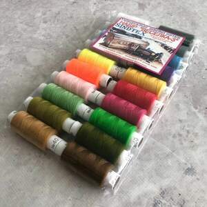 Набор ниток Радуга-3 Sindtex 100 полиэстер 180м (уп 20шт на 20 цветов) Набор ниток Радуга-3 Sindtex 100 полиэстер 180м (уп 20шт на 20 цветов)