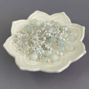 (40 гр) Бусины стеклянные Микс цветов и размеров 8 мм - белый (40 гр) Бусины стеклянные Микс цветов и размеров 8 мм - белый