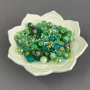 (40 гр) Бусины стеклянные Микс цветов и размеров 8 мм - малахитовый (40 гр) Бусины стеклянные Микс цветов и размеров 8 мм - малахитовый