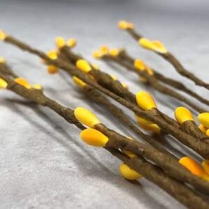 Веточка вербы с почками 40 см - желтая