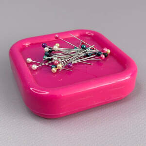 Магнитная подушка для иголок (игольница) - малиновая