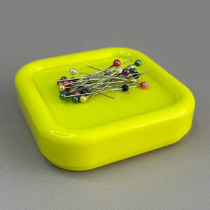 Магнитная подушка для иголок (игольница) - салатовая Магнитная подушка для иголок (игольница) - салатовая