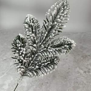 Декоративная хвойная веточка, 21 см - зеленая заснеженная Декоративная хвойная веточка, 21 см - зеленая заснеженная