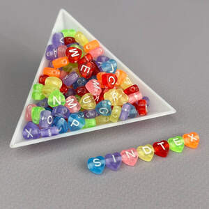 (20 г) Бусины пластиковые, сердечки Алфавит 7 мм - Цветной микс