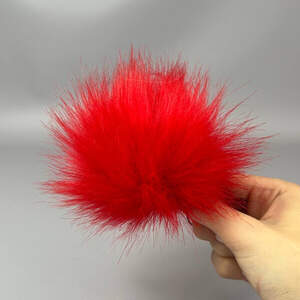 Помпоны из эко-меха окрашенный 10 см - красный