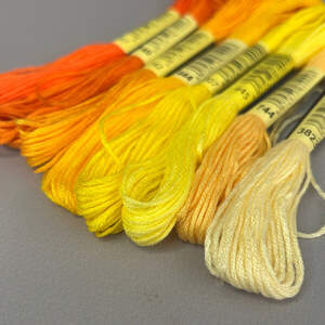 (8 шт по 8м) Набор мулине (нитки для вышивания) - желтый микс (8 шт по 8м) Набор мулине (нитки для вышивания) - желтый микс