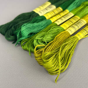 (8 шт по 8м) Набор мулине (нитки для вышивания) - зеленый микс (8 шт по 8м) Набор мулине (нитки для вышивания) - зеленый микс
