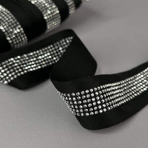 Лампасная тесьма трикотажная 3 см - черная со стразами серебро Лампасная тесьма трикотажная 3 см - черная со стразами серебро