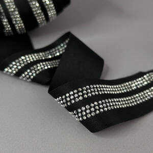 Лампасная тесьма трикотажная 3 см - черная со стразами серебро (две полоски) Лампасная тесьма трикотажная 3 см - черная со стразами серебро (две полоски)