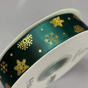 Лента атласная 2,5см с новогодним рисунком - изумрудная снежинка с золотом Лента атласная 2,5см с новогодним рисунком - изумрудная снежинка с золотом