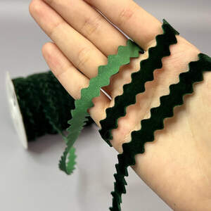 Бархатная лента зиг-заг 1см - зеленый темный (#93)