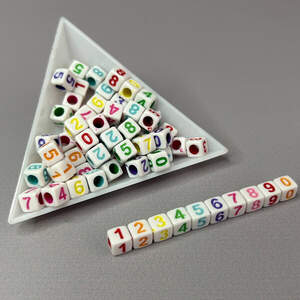 (20 г) Бусины пластиковые куб Цифры 6 мм - Белый микс (20 г) Бусины пластиковые куб Цифры 6 мм - Белый микс