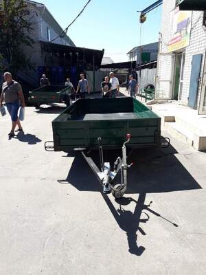 Двухосный прицеп с тормозной системой Двухосный прицеп с тормозной системой