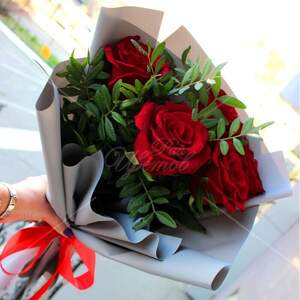 Букет із 5 червоних троянд в упаковці