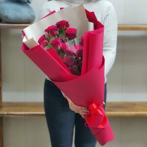 Букет із 9 червоних троянд в упаковці