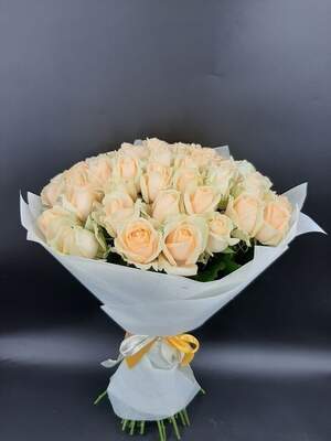 Букет із 51 кремової троянди 