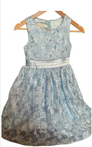 Сукня з прикрасами