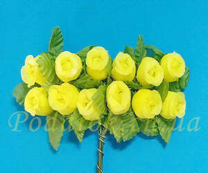 Троянда в бутоні з листочками жовта